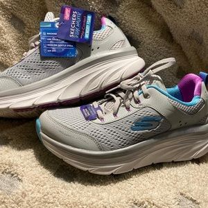 Women’s shoes Skechers 9.5 new